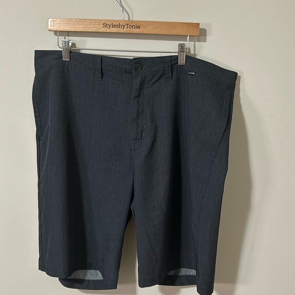 Travis Mathew Short Performance Golf Black Striped Stretch Pockets Dots Sz 38 - Picture 1 of 11